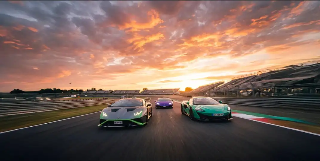 Coucher de soleil avec voiture x et y à Magny Cours