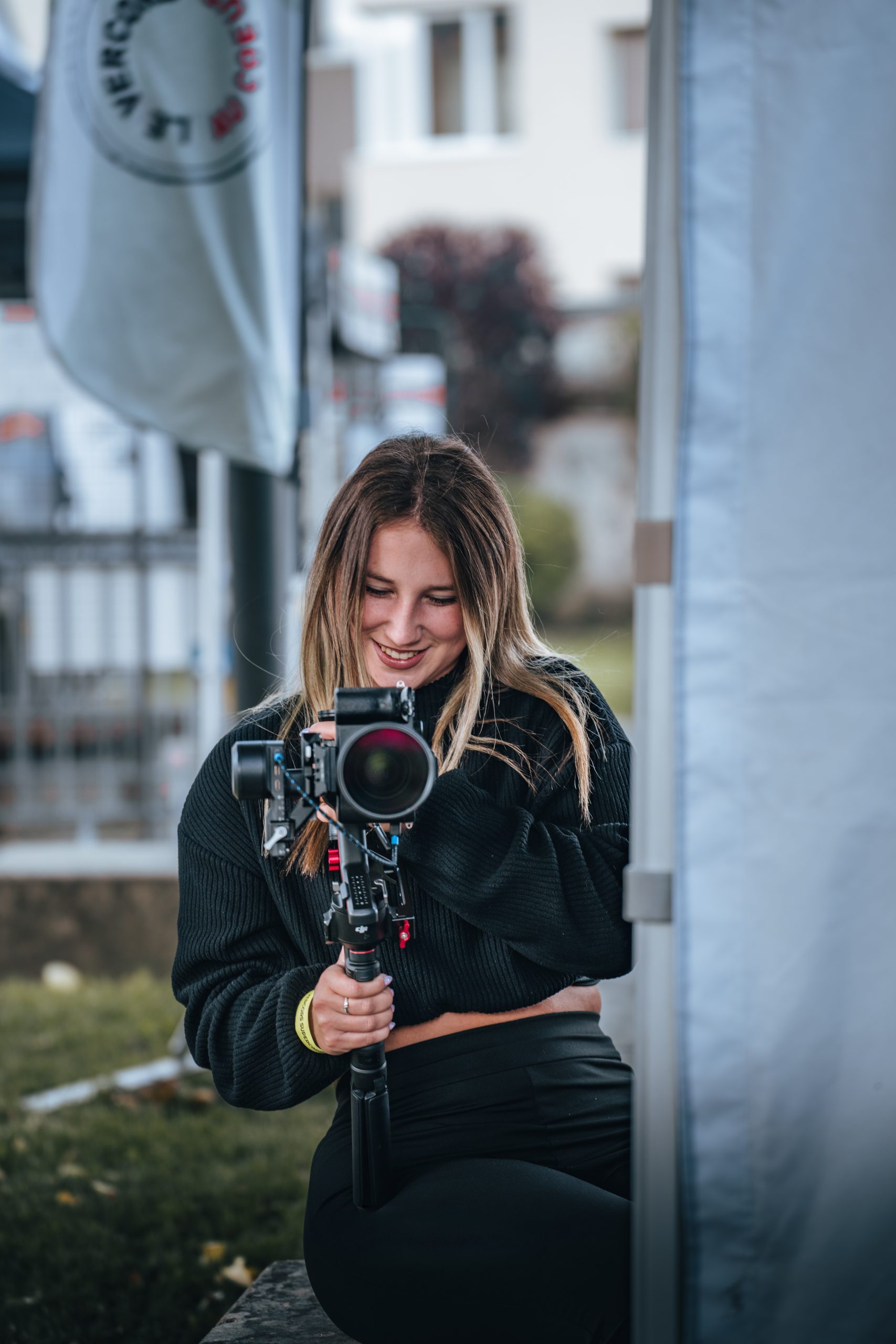 média avec son appareil photo
