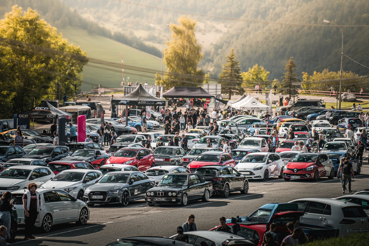 exposition voiture supertrackevent avec de la foule