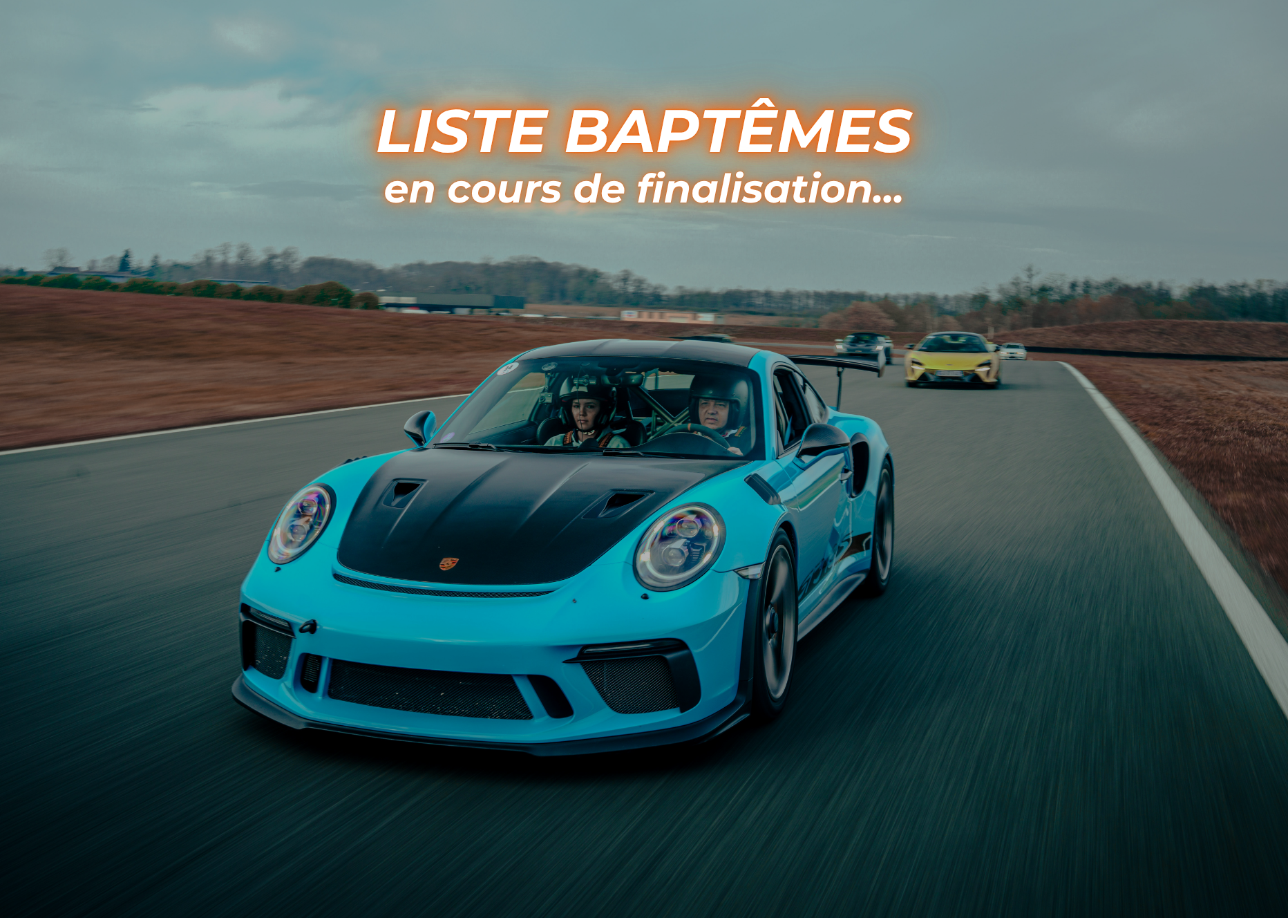 gt3rs bleue suivie d'une mclaren artura verte sur circuit